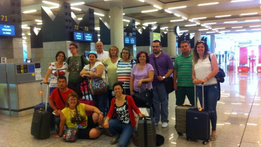 El grupo a punto de viajar a Barcelona para representar la obra.