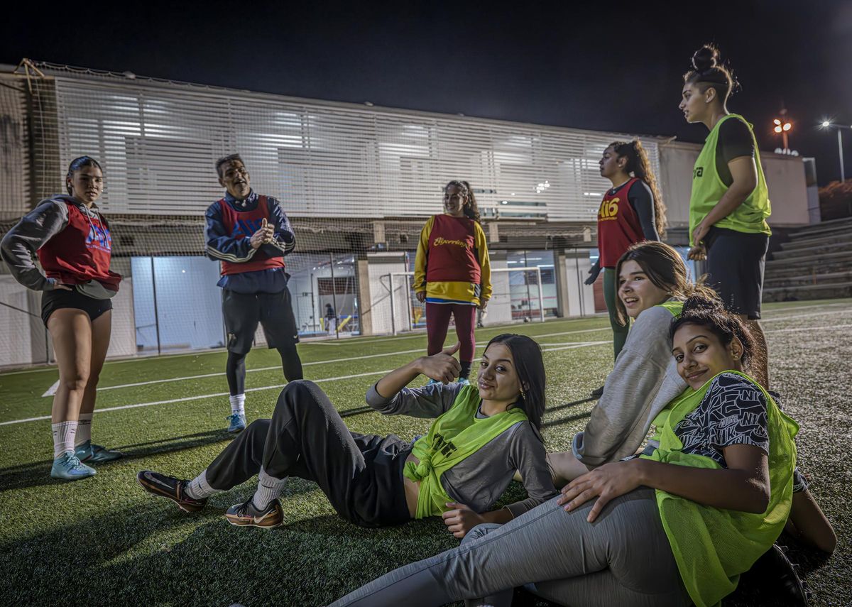 Entrenamiento del primer equipo de fútbol femenino que se crea en el barrio de La Mina