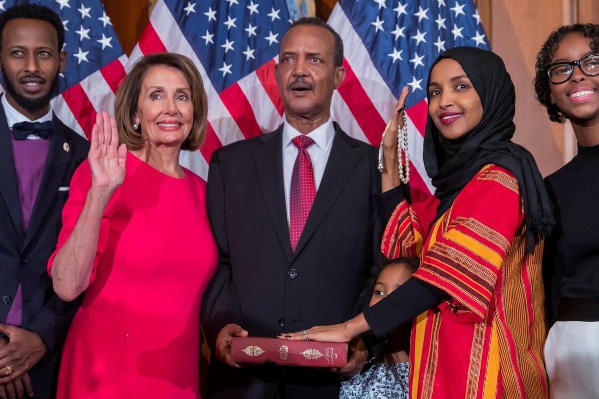 ELX10  WASHINGTON  ESTADOS UNIDOS   03 01 2019 -La representante democrata de Minnesota  Ilhan Omar  2-d   usa el Coran de su difunto abuelo mientras posa con la nueva presidenta democrata de la Camara de Representantes  Nancy Pelosi  2-i   durante el primer dia del 116  Congreso en el Capitolio de los Estados Unidos hoy en Washington  DC  EE UU    La nueva legislatura del Congreso se estreno hoy con el control democrata de la Camara de Representantes y una mayoria republicana en el Senado  en medio de un cierre de la Administracion que afecta a una cuarta parte del Gobierno del presidente Donald Trump  EFE  Erik S  Lesser