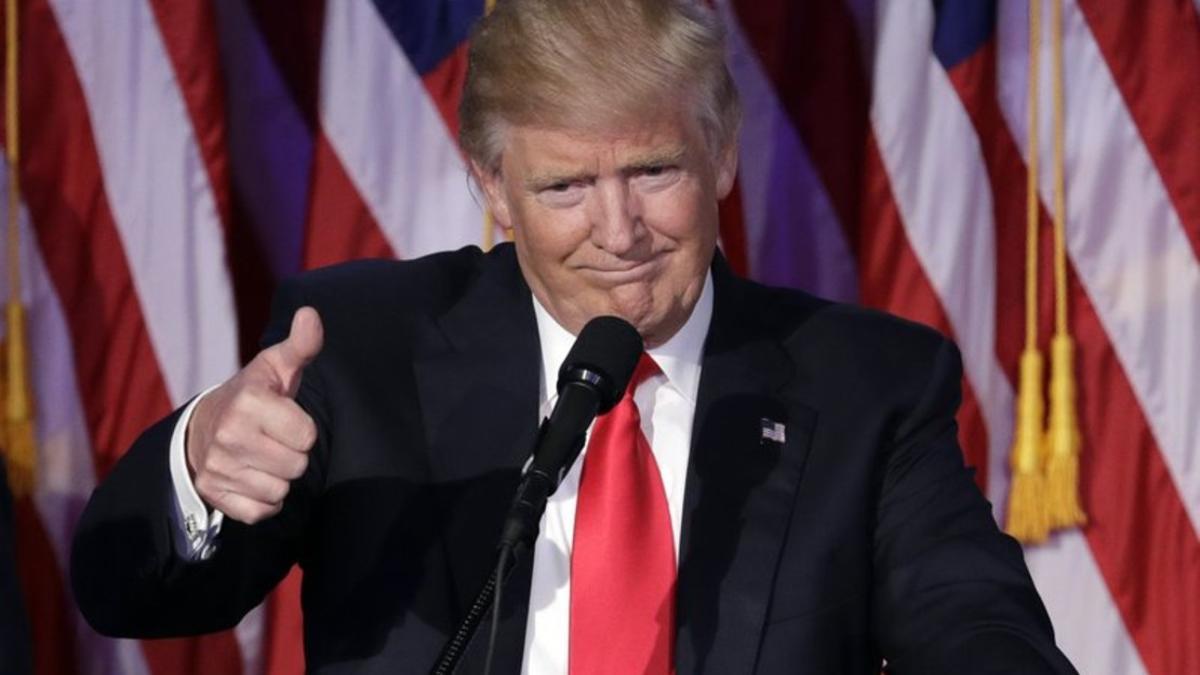 Trump hace el signo de la victoria, en su discurso tras proclamarse vencedor de las elecciones.