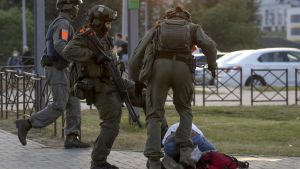 Agentes de policía patean a un opositor durante una protesta en Minsk en agosto de 2020.
