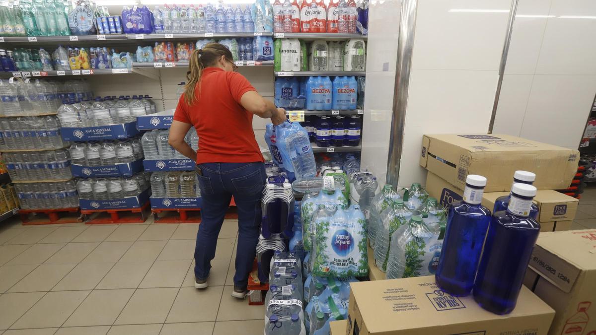 La empleada de un supermercado repone garrafas de agua, el pasado lunes.