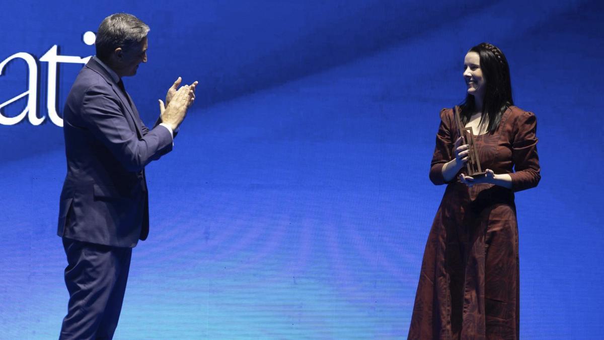 João Negrão, director general de la EUIPO, aplaude a Sandra Mira, directora creativa y fundadora de Zahati, tras entregarle el premio.
