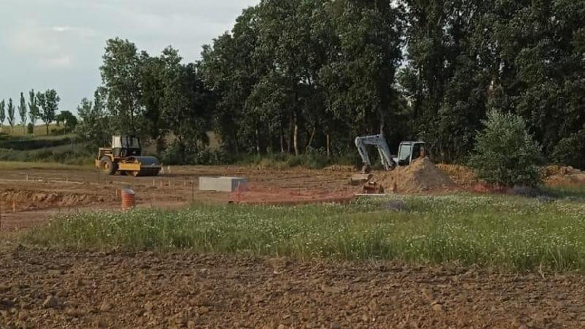 Operarios trabajan en las obras de construcción de la nueva depuradora de Entrala.