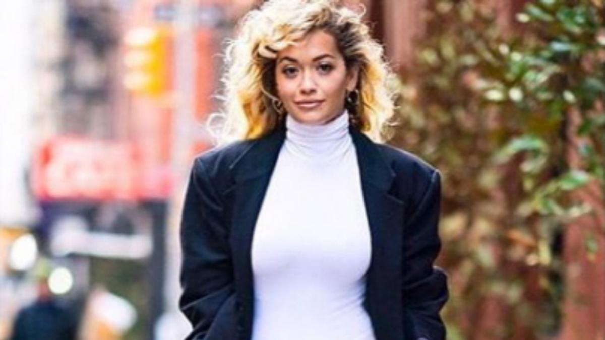 Rita Ora con look de inspiración ochentera y pantalón fluido