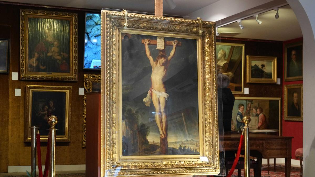 El cuadro "Cristo en la cruz", de Pierre Paul Rubens, que permaneció oculta durante más de cuatro siglos, se exhibe en la casa de subastas Osenat en Versalles, el 30 de noviembre de 2025