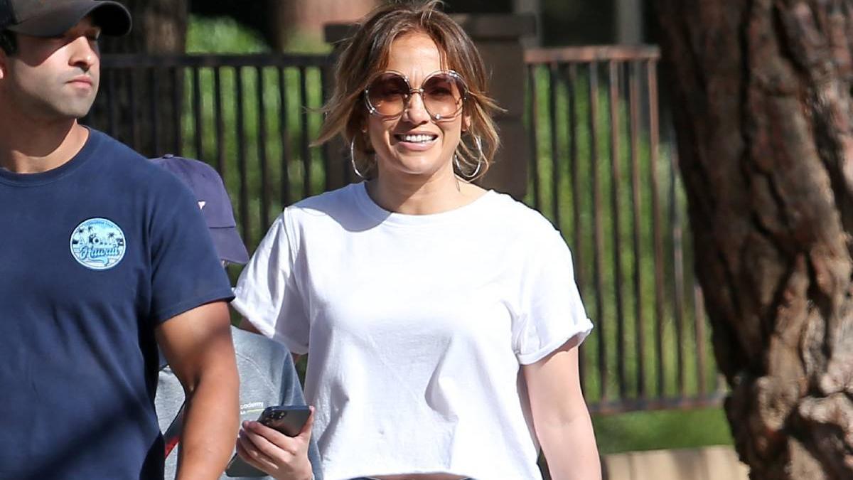 Jennifer Lopez con camiseta blanca básica