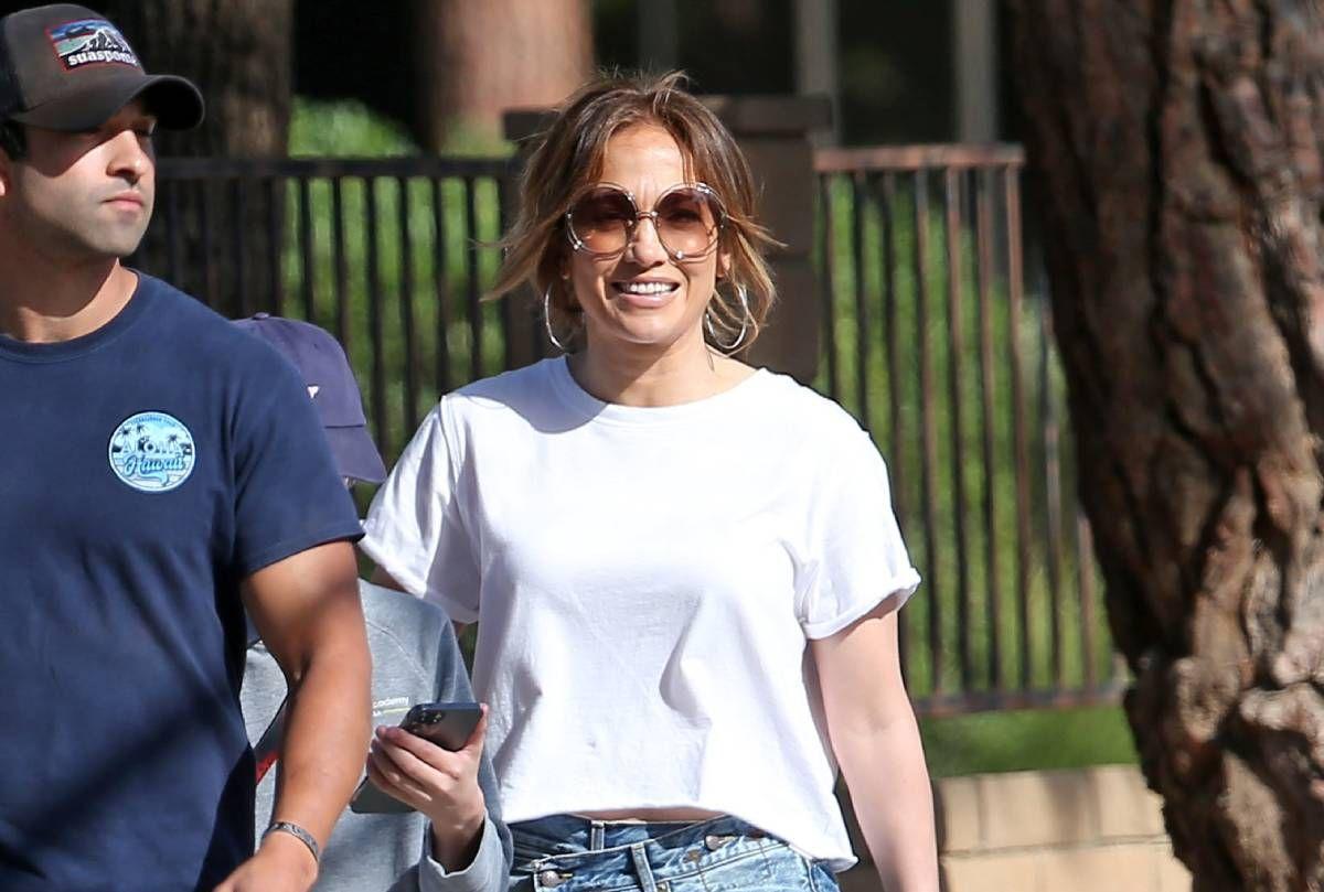 Jennifer Lopez con camiseta blanca básica