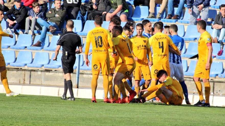 El UCAM salva un punto en un final loco