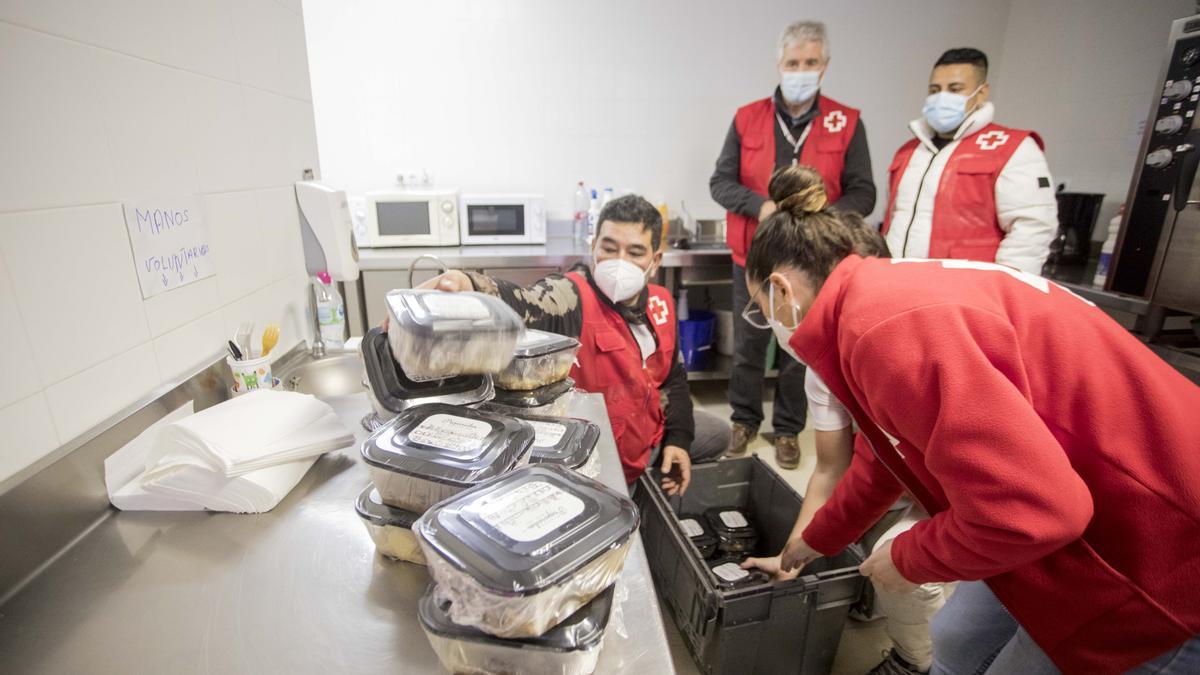 Voluntaris de Creu Roja a València.