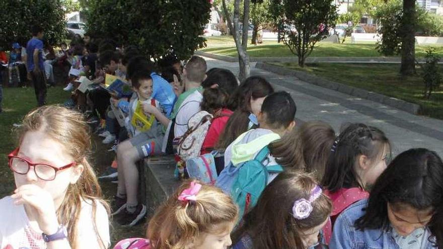 La alameda, tomada por una multitud de alumnos de Nazaret. // S.Á.