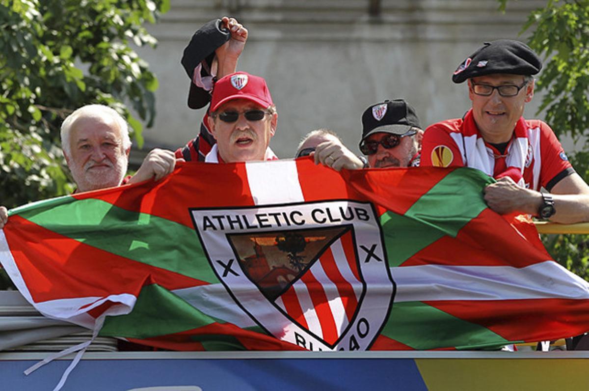 Seguidors de l’Athletic de Bilbao onegen una bandera de l’equip en un autobús turístic de Bucarest, on s’enfrontarà a l’Atlètic de Madrid en la final de Lliga Europa.