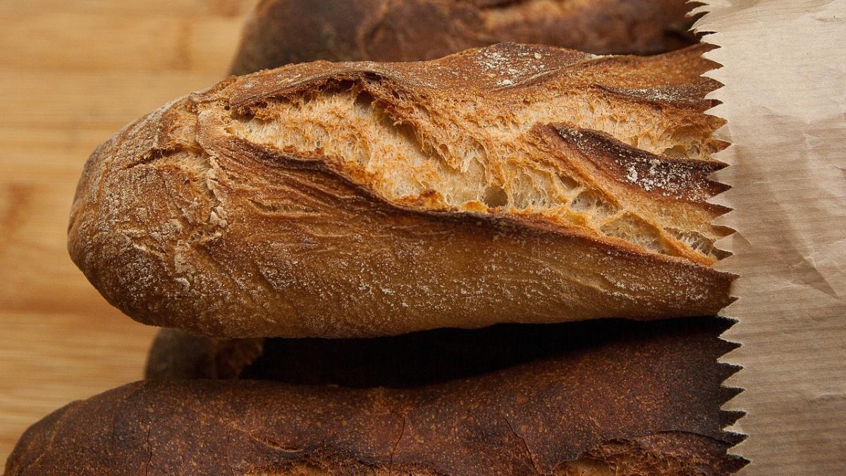 El truco que usan los restaurantes para descongelar el pan y que quede como recién horneado