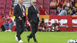 Pedro Rocha, presidente interino de la RFEF, a la derecha con gafas antes del partido con Chipre