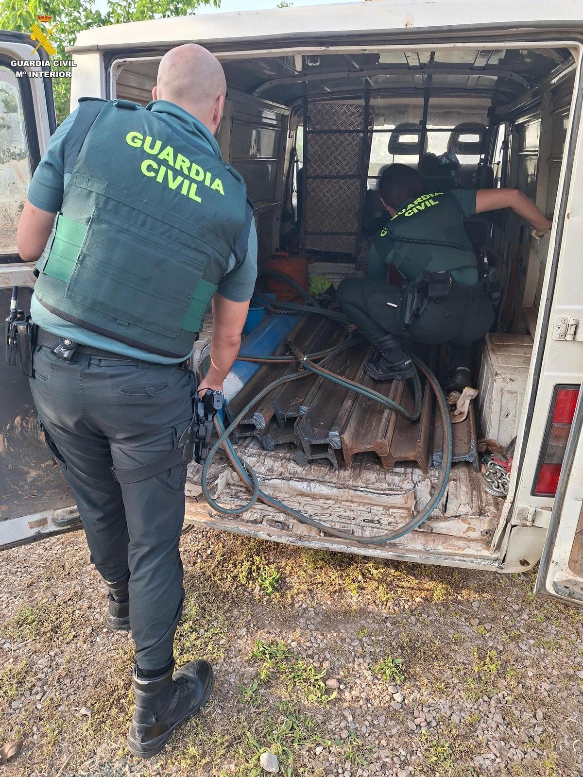 La Guardia Civil inspecciona el material robado dentro de la furgoneta.