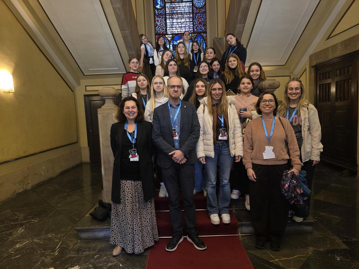 Las alumnas y profesoras del colegio Palacio Valdés de Avilés y la escuela Lila de Liubliana junto al concejal de Educación, Juan Carlos Guerrero, en el Ayuntamiento.