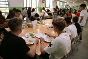 Alumnos de ESO del instituto escuela Antaviana, en el comedor del centro.