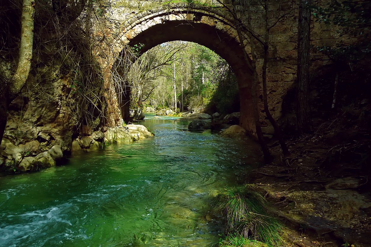 El Puente de las Herrerías, datado del siglo XV, cruza por encima del río Guadalquivir