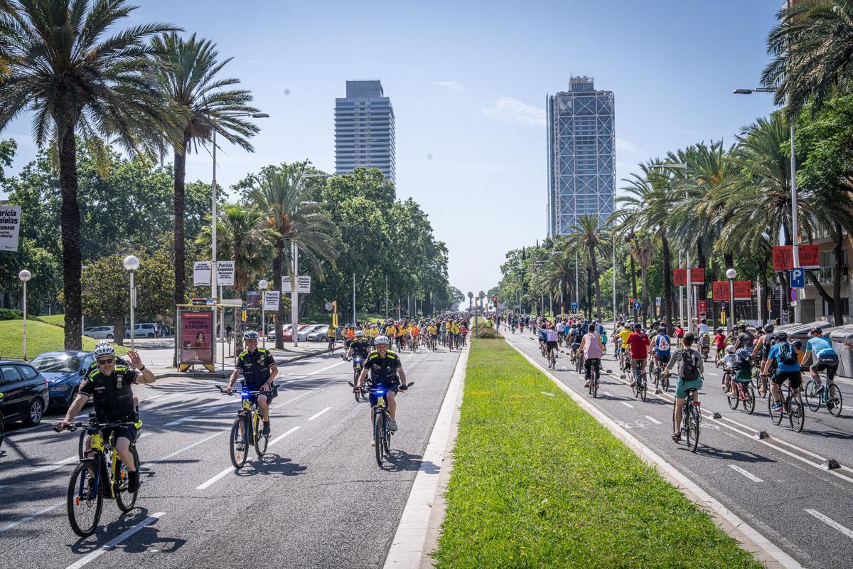 Festa de la Bici 2026. miles de participantes recorren las calles de Barcelona durante la pedalada popular de la Festa de la Bici, una marcha de 12 kilómetros que atraviesa algunos de los espacios más emblemáticos de la ciudad, entre ellos plaza Espanya, Paral·lel, plaza Catalunya, paseo Picasso o la calle Marina. La jornada, ha incorporado actividades vinculadas al próximo paso del Tour de Francia por Catalunya. A 31 de mayo de 2026. Barcelona. AUTOR: Manu Mitru | EPC