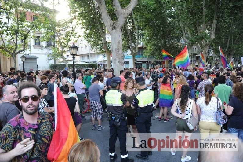 Concentración LGTBI en protesta por la manifestación neonazi del sábado