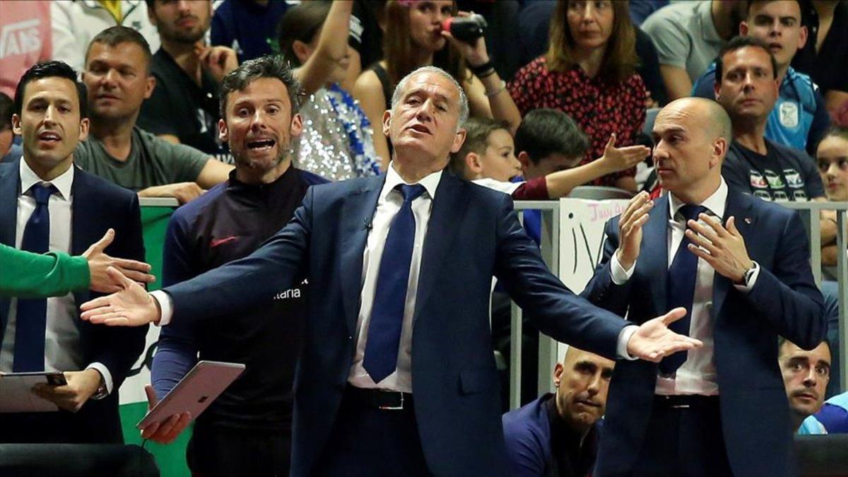 Andreu Plaza, dirigiendo al equipo ante el Valdepeñas