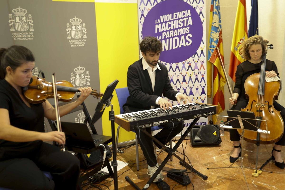 "Una puerta violeta" en la Subdelegación del Gobierno en Alicante por el 25N