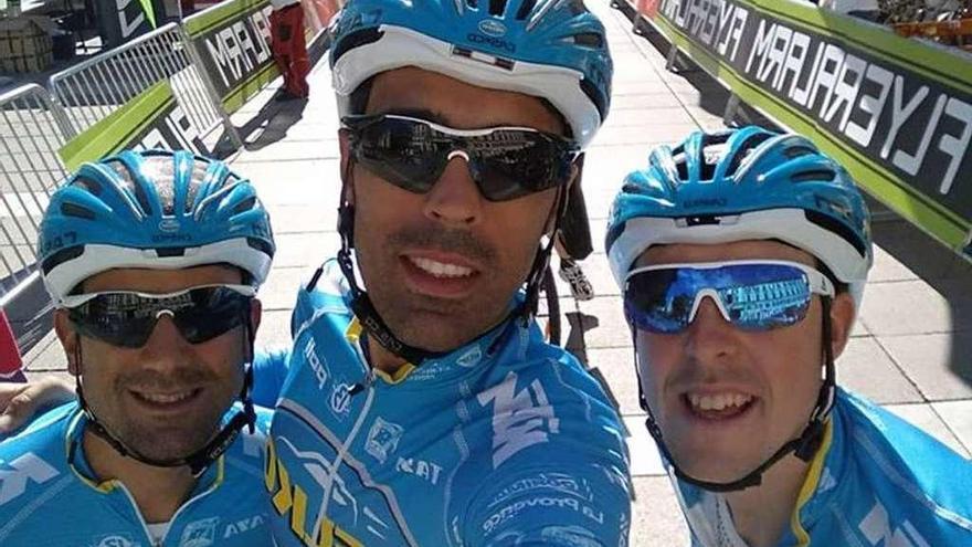 Delio Fernández en un selfie con dos compañeros de equipo en el Tour de Austria. // Delio Fernández