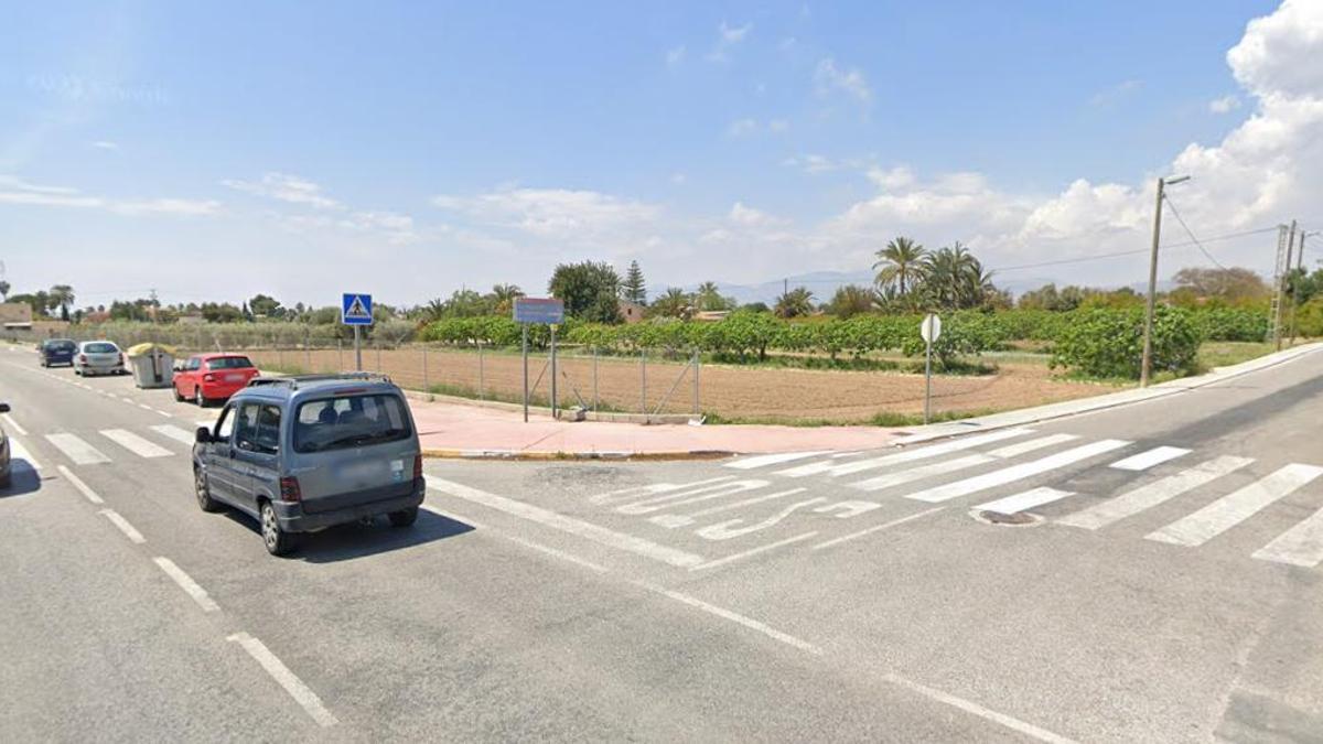 Zona donde Contigo Elche y los vecinos de Matola reclaman que se regule con semáforos, junto al colegio.