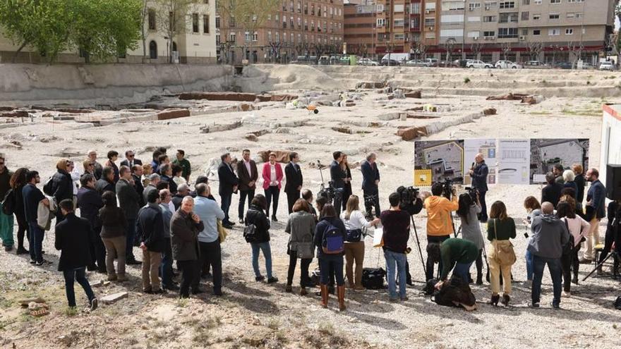 Políticos, arquitectos, arqueólogos y técnicos estuvieron ayer en la presentación de las obras.