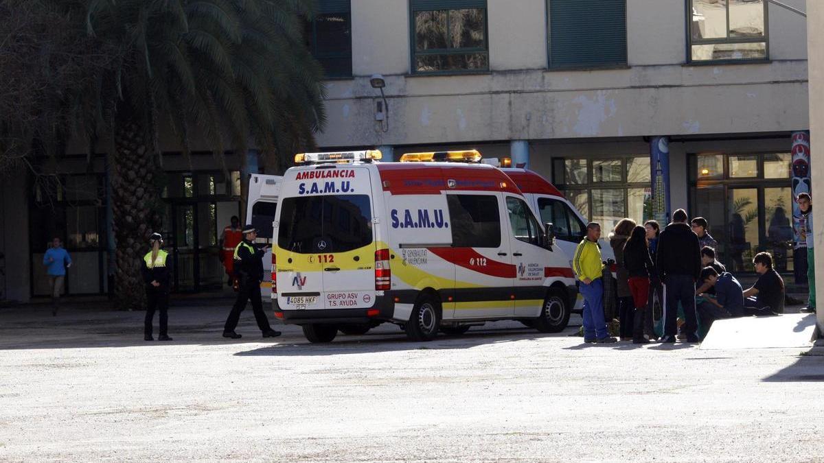 Agentes de la Polciía Local de Alzira y ambulancias en el IES Rei en Jaume tras la caída de un techo, en una imagen de archivo.