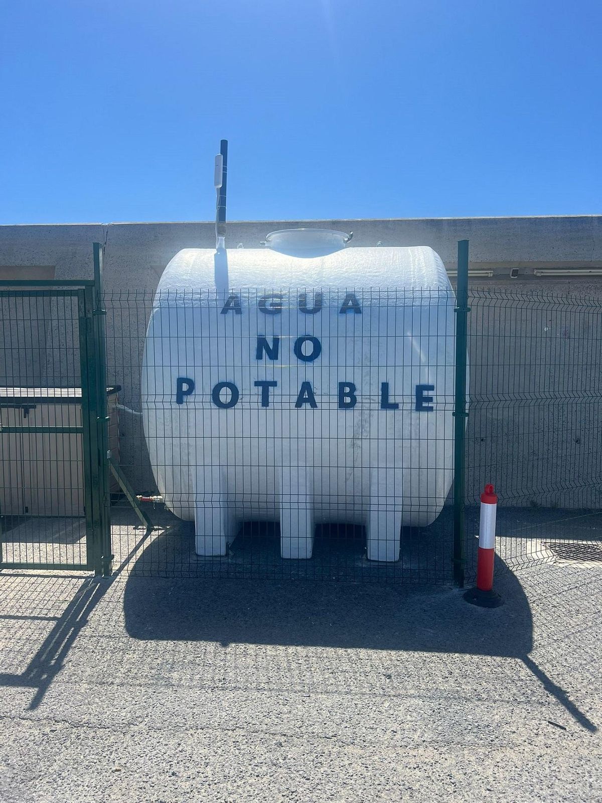 El Ayuntamiento han instalado un depósito de agua no potable en el Puerto Deportivo para la limpieza de los barcos.