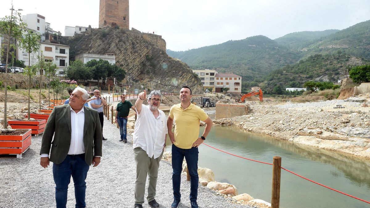 Mompó, a la derecha, en la zona fluvial de Sot de Chera.