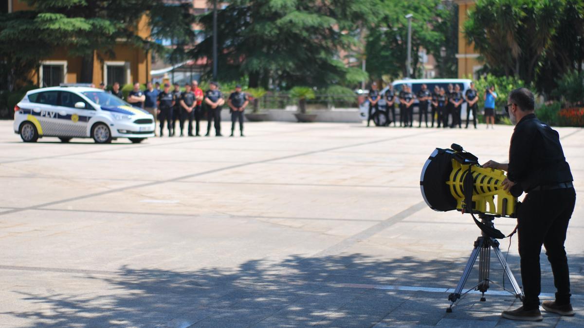 Un momento de la demostración policial. Un agente enfoca el cañón hacia otros compañeros, sin accionarlo.