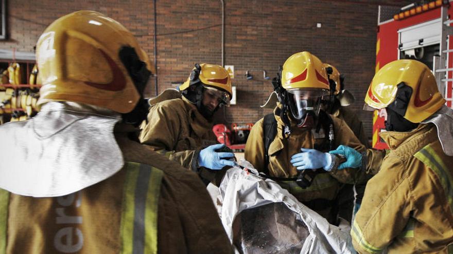 Los bomberos preparándose para intervenir