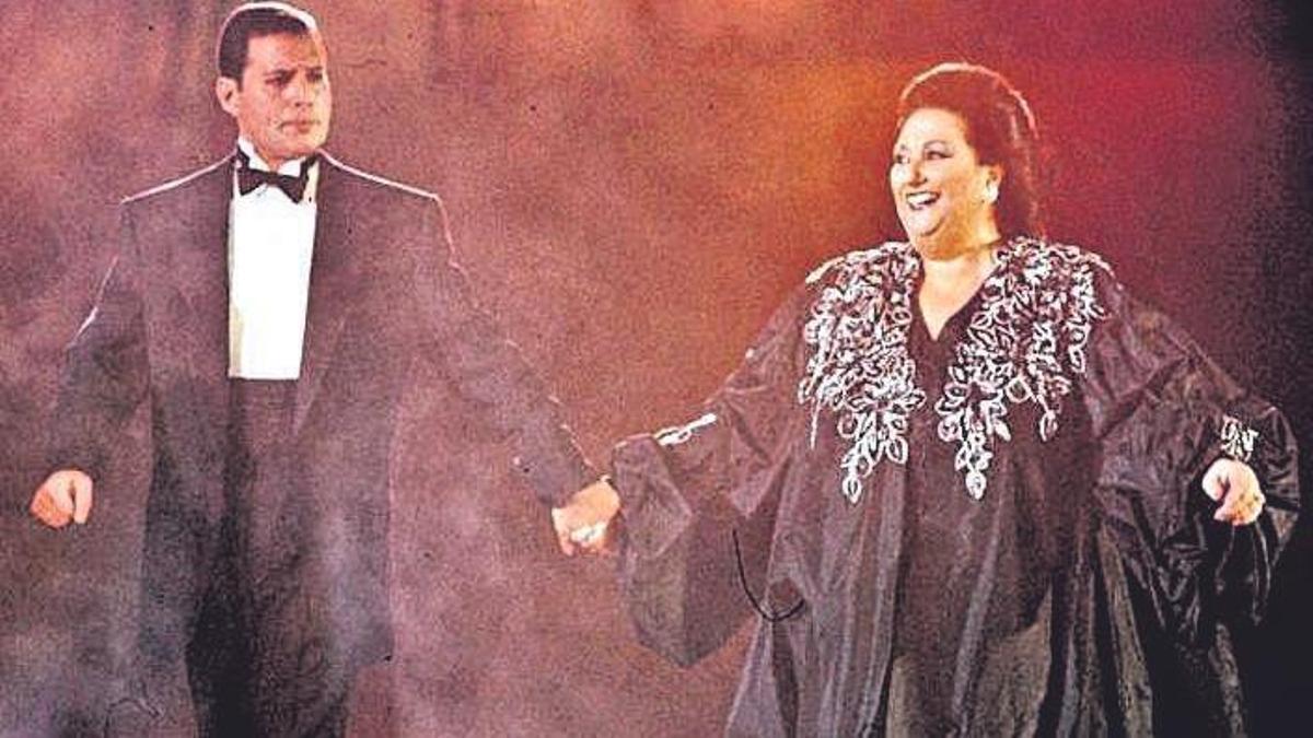 Freddy Mercury y Montserrat Caballé cantando 'Barcelona'.