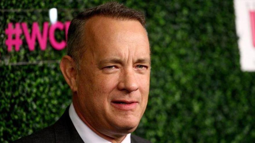 Tom Hanks regala a los corresponsales una cafetera y les pide que busquen &quot;la verdad&quot;