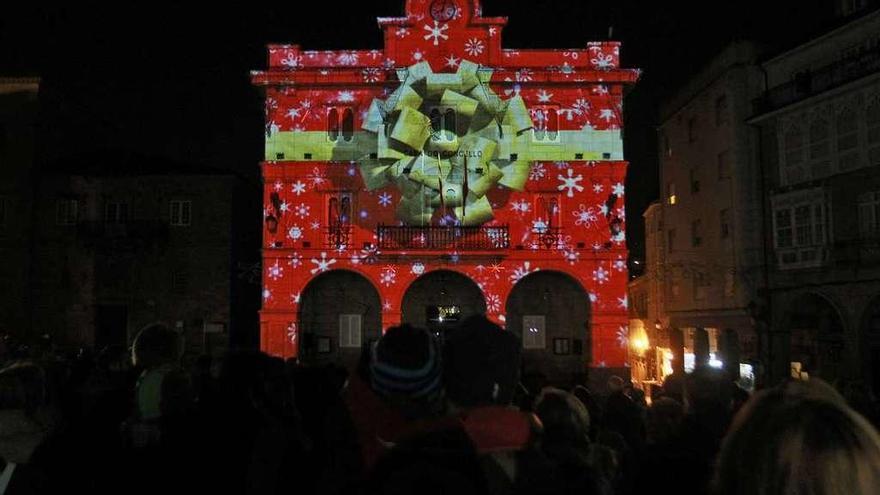 La fachada del ayuntamiento, recreada como un paquete de regalo. // Jesús Regal