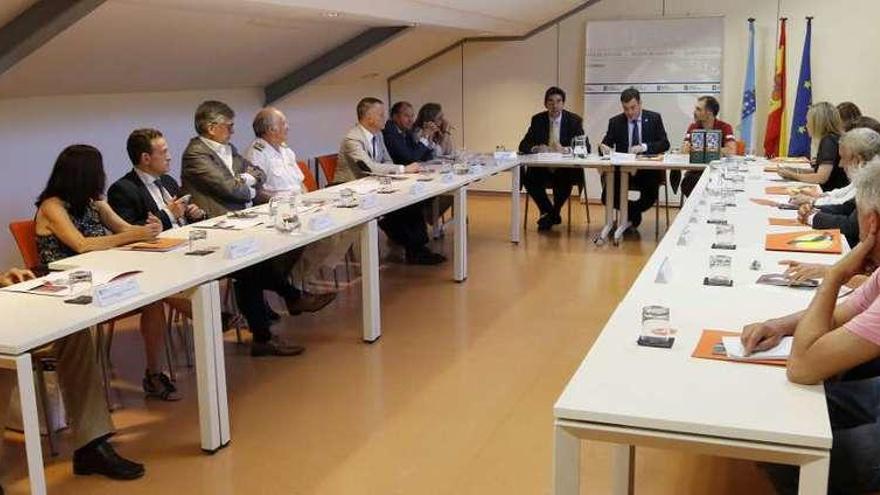 Reunión del conselleiro y representantes de instituciones viguesas en el Edificio Cambón. // Alba Villar