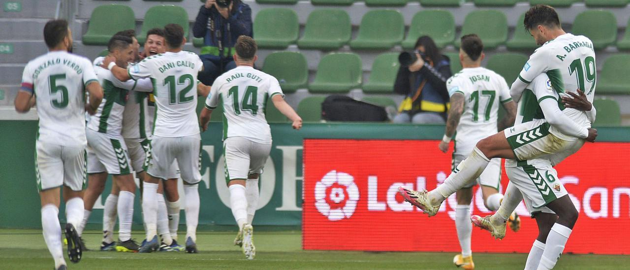 Los jugadores del Elche
celebran el segundo gol
ante el Sevilla. matías segarra