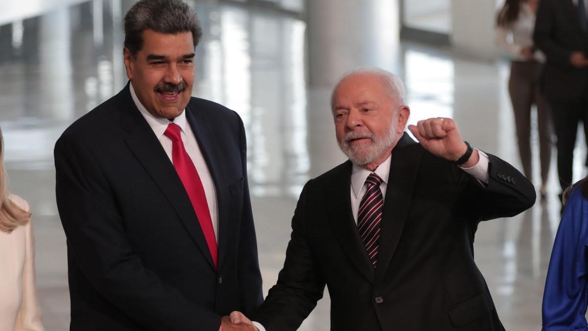 Lula da Silva recibe en Brasilia a su homólogo venezolano, Nicolás Maduro, este lunes.