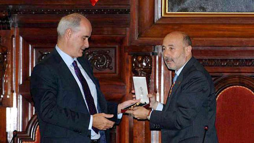 El alcalde entrega la Medalla de Oro de A Coruña a Ángel Gómez Hervada, director de Radio Coruña. / Juan Varela