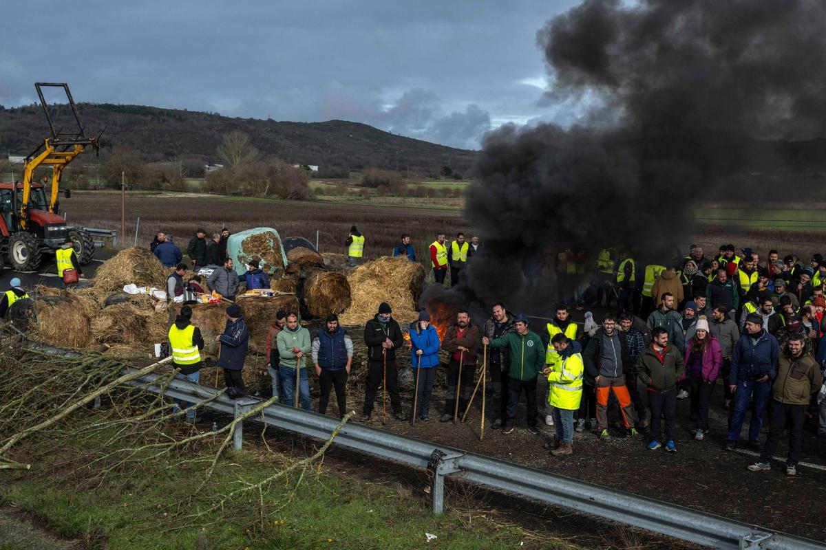 Los agricultores protestan en Ourense por el pacto de Mercosur: quemas y cortes de carretera