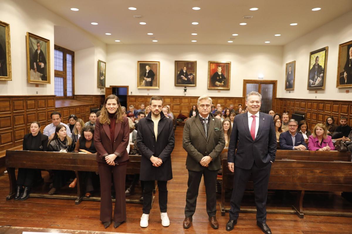 Por la izquierda, Begoña López, Juan Ponte, José Carlos San Pedro y Adolfo Rivas, durante la presentación en el Aula Magna del Edificio Histórico.