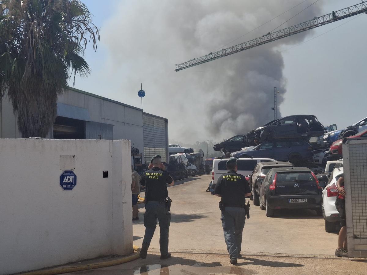Las imágenes del incendio en el desguace de El Verger