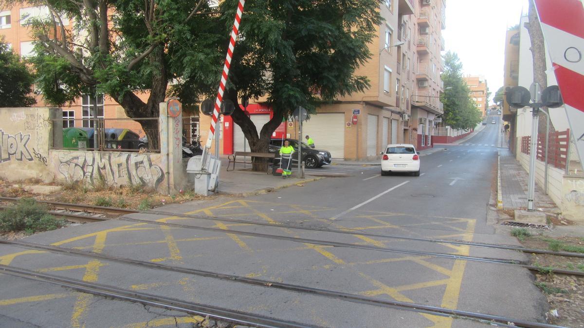 El paso a nivel de la calle Mariano Ribera, esta mañana, sin renovar.