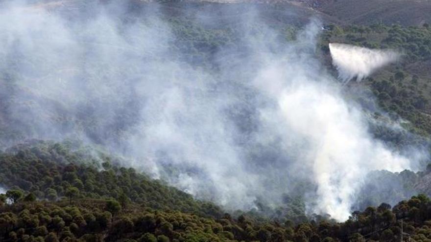 Un helicóptero realiza labores de extinción en Minas de Riotinto.