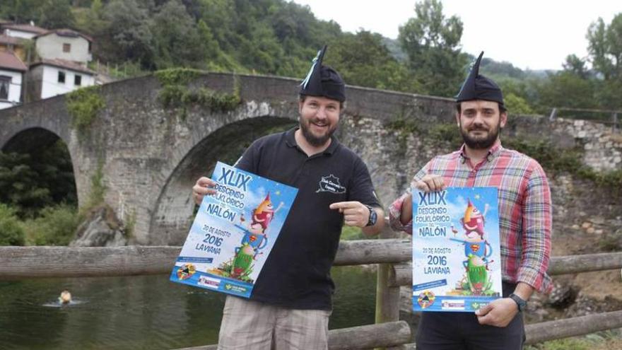 Pablo Vázquez -a la izquierda- y Pablo Blanco, con el cartel de esta edición del Descenso.