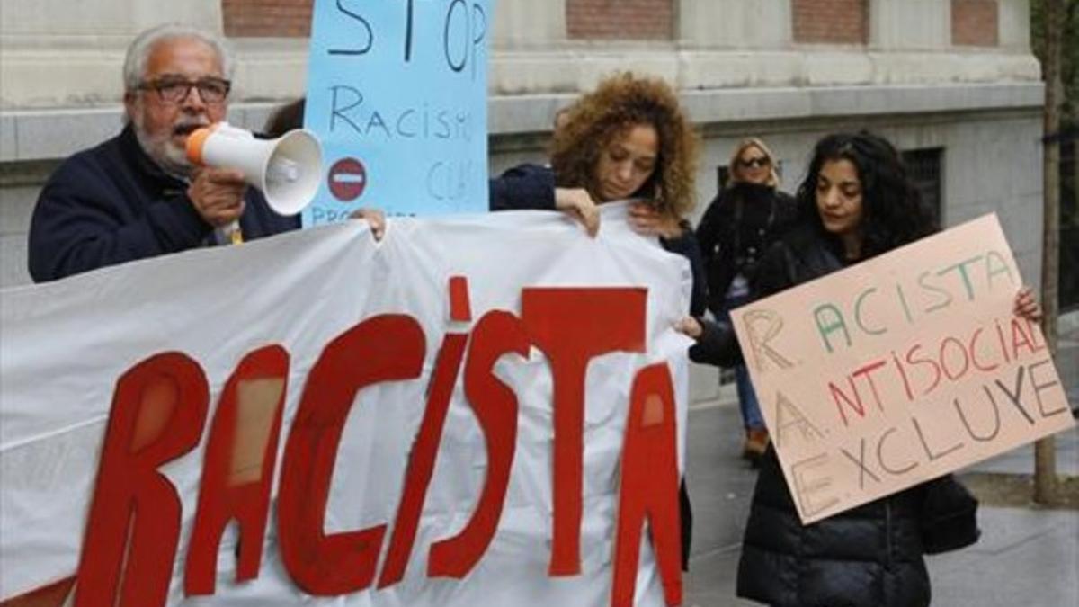 Manifestación del colectivo gitano ante la RAE, en noviembre del 2014, en Madrid.