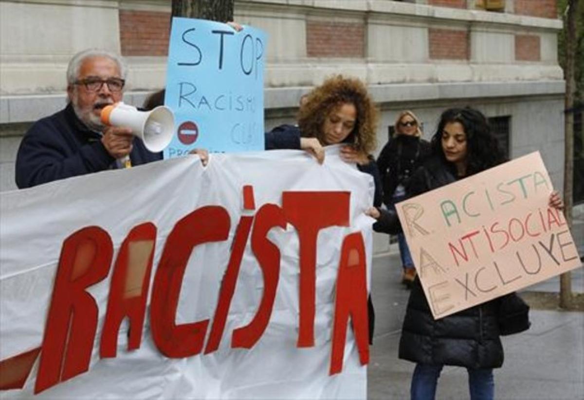 La protesta 8 Manifestació del col·lectiu gitano davant la RAE, el novembre del 2014, a Madrid. La protesta 8 Manifestació del col·lectiu gitano davant la RAE, el novembre del 2014, a Madrid.