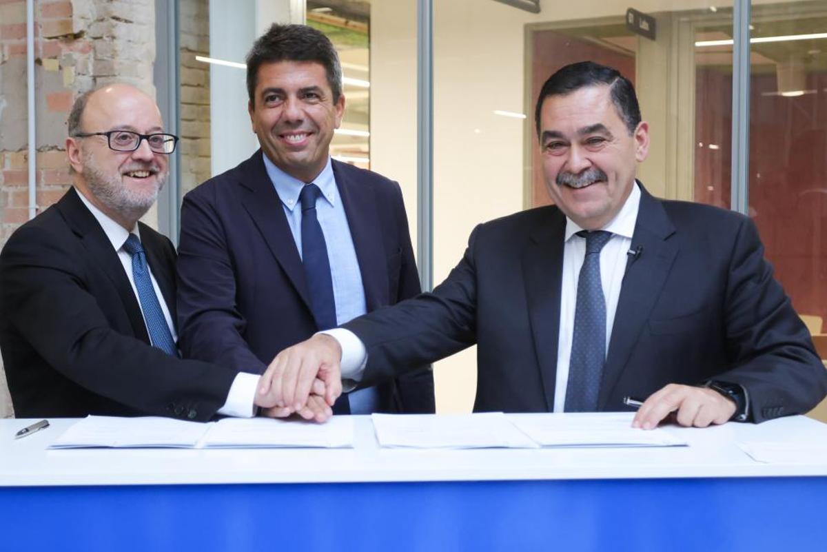 Mazón, en el centro, y a su izquierda, Rosell